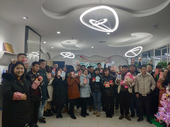 平安夜&圣誕節(jié)，塔孜給小伙伴們“交換禮物、傳遞真情”